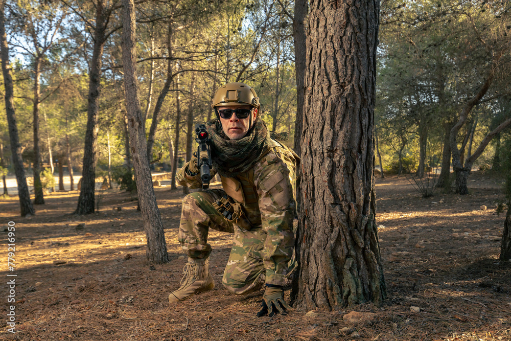 soldado jugador de airsoft escondido en plena batalla