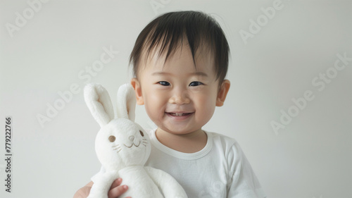 白いうさぎのぬいぐるみを持った日本人の子供 photo