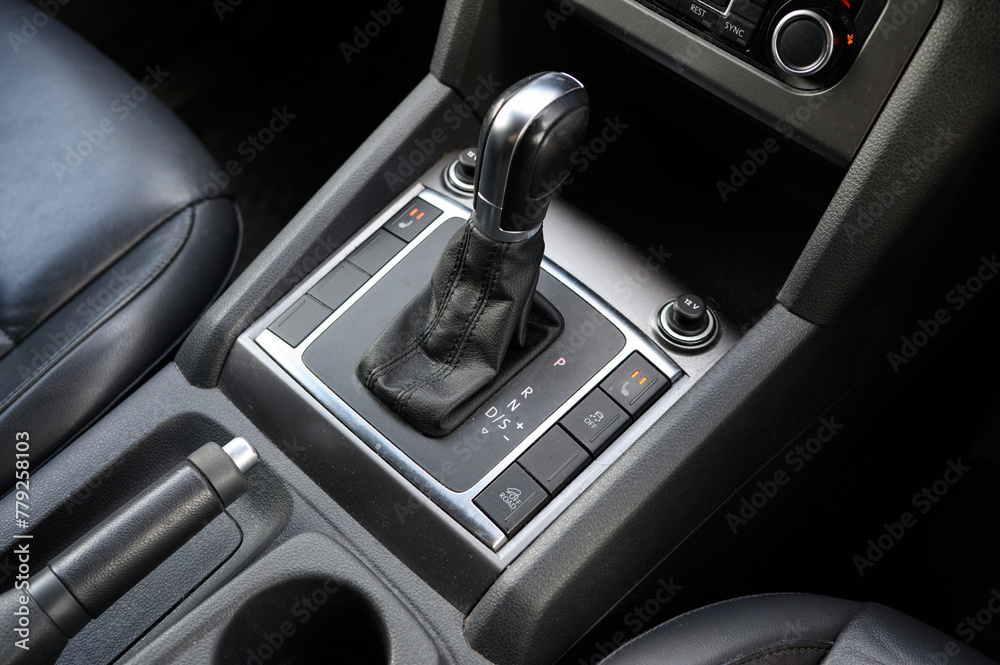 Automatic gear selector Automatic gear selector