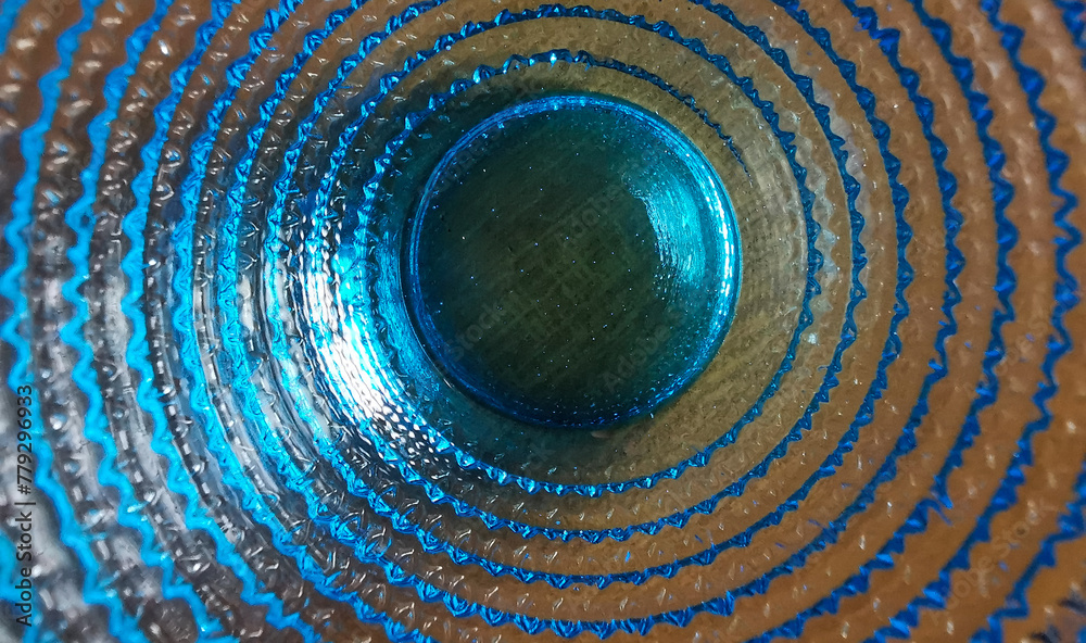 Motivo geometrico cerchi concentrici e superficie vetrosa blu e azzurra trasparente brillante e colorata - obrazy, fototapety, plakaty 
