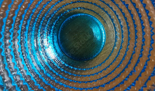 Motivo geometrico cerchi concentrici e superficie vetrosa blu e azzurra trasparente brillante e colorata