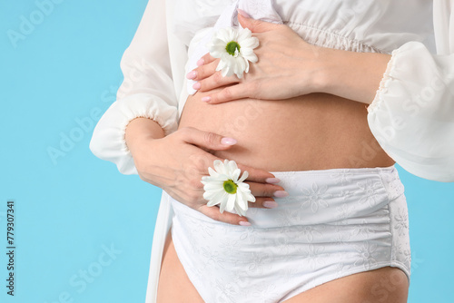 Young pregnant woman in bea...