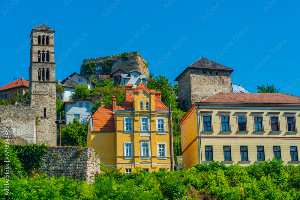 Obraz premium Flower decorated bridge and old houses in Bosnian town Jajce