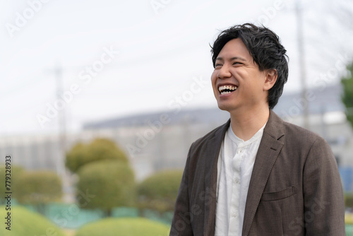 カジュアルスーツを着た男性ポートレート