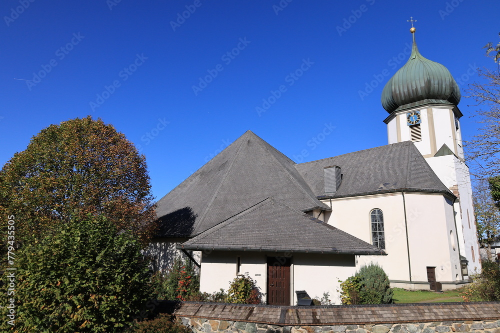 Blick auf die Katholische Pfarrkirche Maria in der Zarten im Zentrum der Gemeinde Hinterzarten im Schwarzwald - obrazy, fototapety, plakaty 