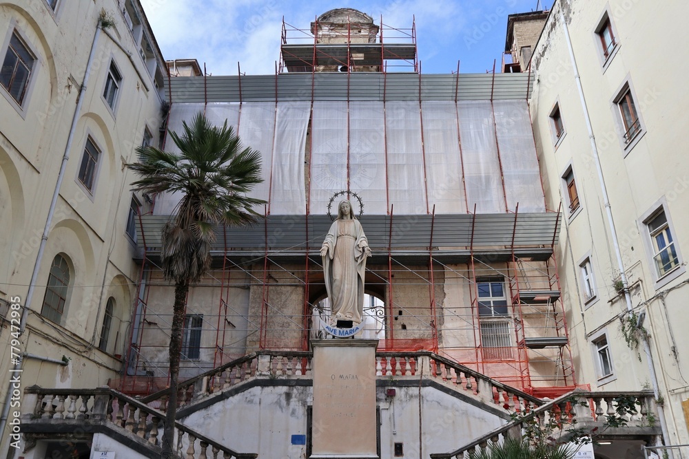 Napoli - Scalone di accesso alla Basilica di San Gennaro dall'ospedale