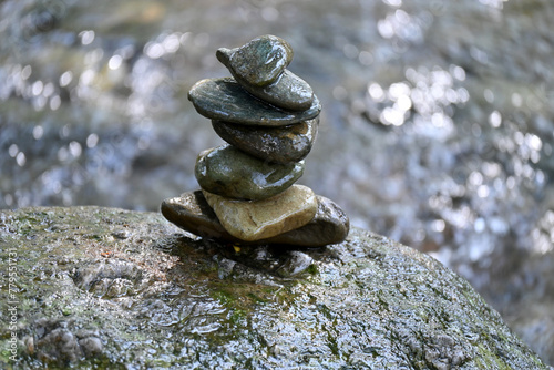 Canvas Print Close-up shot of wet flat stones balancing with blurry background