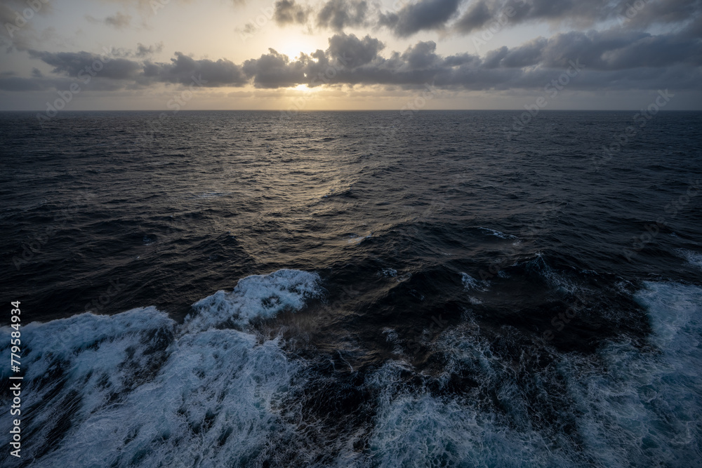 Meerlandschaft, weiter Ozean mit Wellen