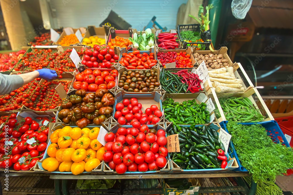 Gatunki pomidorów. Żółte, czerwone, czekoladowe. Zbliżenie, detal, pomidory na targu, handel na bazarze. Wiosenne warzywa. - obrazy, fototapety, plakaty 