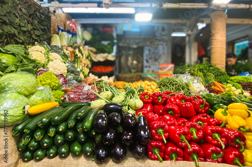 Stragan na bazarze z warzywami. Nowalijki wiosenne. Handel na bazarze. Ogórki, pomidory, rzodkiewki, papryka, fasola, kabaczki, cukinia. 	