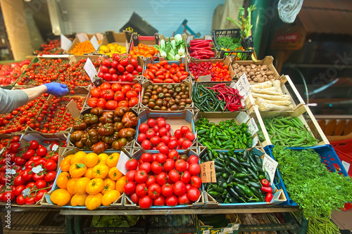 Gatunki pomidorów. Żółte, czerwone, czekoladowe. Zbliżenie, detal, pomidory na targu, handel na bazarze. Wiosenne warzywa.