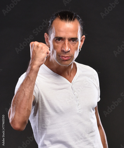 Obraz na płótnie Handsome man in white T-shirt posing in studio w salonie