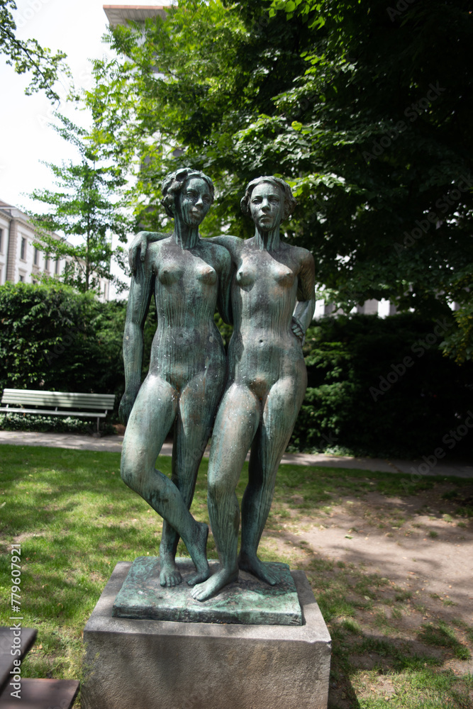 Obraz premium Statue Mädchengruppe, 1936 - 1937, Arthur Tigram Abeljanz. Basteiplatz Zürich