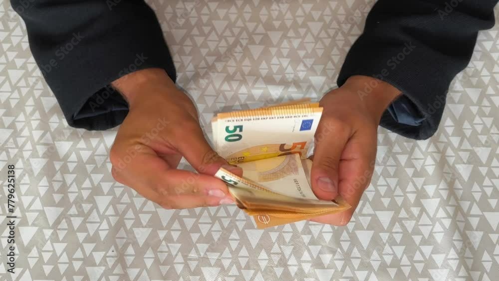 Mãos masculinas contando notas de euro sentado na sala à mesa. Banca e finanças. Estilo de vida empresarial. Conceito de trabalho financeiro