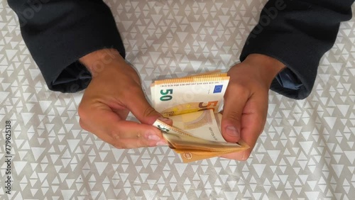 Mãos masculinas contando notas de euro sentado na sala à mesa. Banca e finanças. Estilo de vida empresarial. Conceito de trabalho financeiro photo