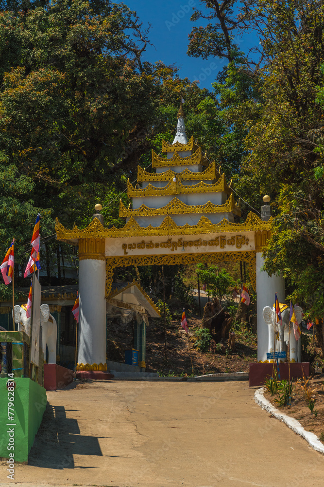 Obraz premium A white archway with gold trim and a red and white banner hanging from it