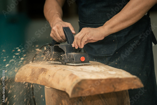 Cuadro en lienzo close up detail of hands and an electric hand planer