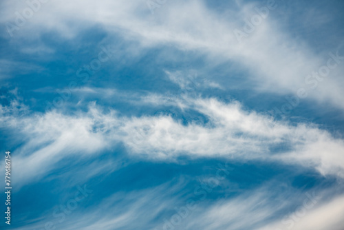 Fotografie Photograph of prominent clouds in a blue sky in sunlight, taken with a polarizin