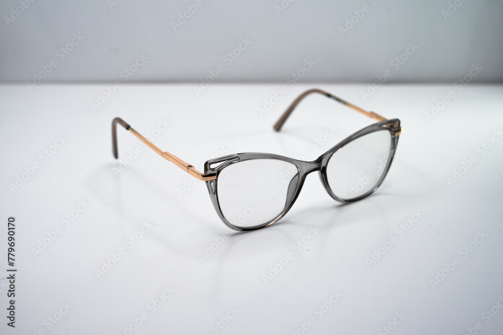 These reading glasses are equipped with an attractive frame so they look more beautiful These reading glasses are equipped with an attractive frame so they look more beautiful