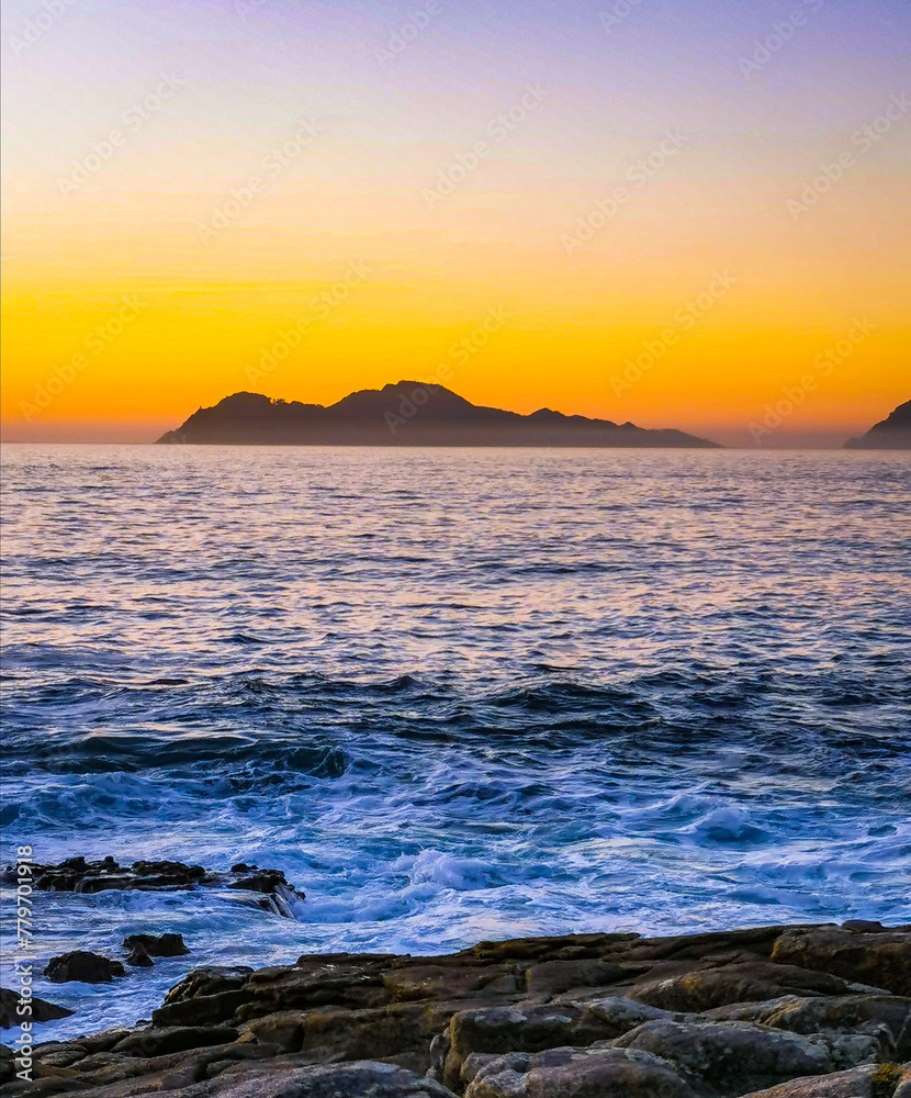 Puesta de sol en el mar con olas. Ría de Vigo. Rías Baixas. Pontevedra. Galicia. España. Europa.