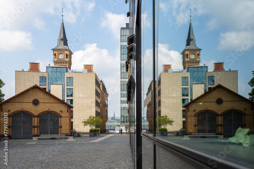 Straßenfront mit alt und neu spiegelt sich in einer Glasfassade im Severinsviertel in Köln