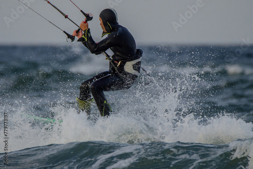 Kitesurfer mit Neoprenanzug
