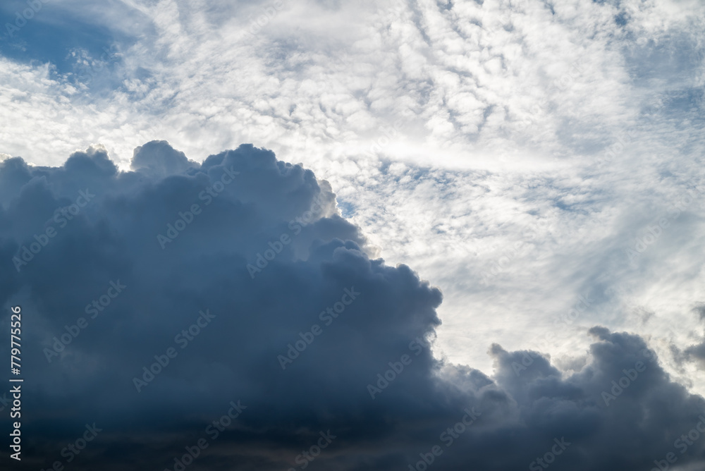 曇り空と晴れ間