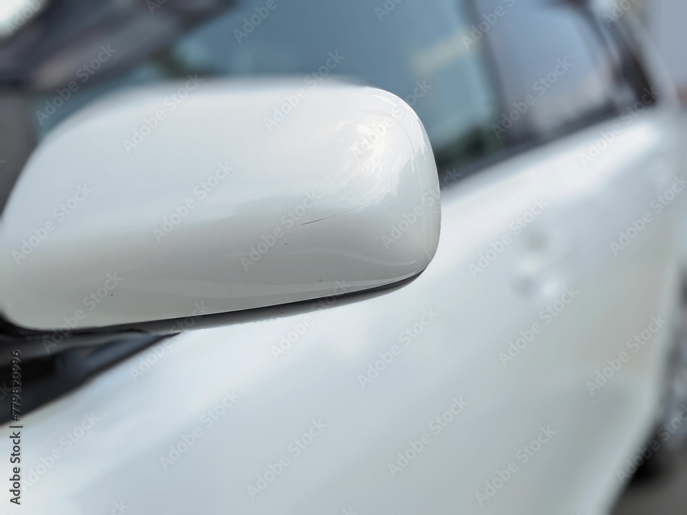 白い自動車のサイドミラー 白い自動車のサイドミラー