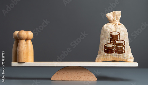 Fotografía People and money bag with coins on scales