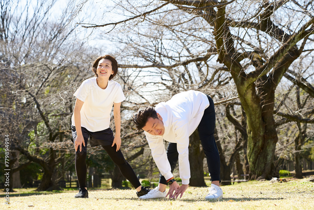 Fototapeta premium 準備運動をする男女