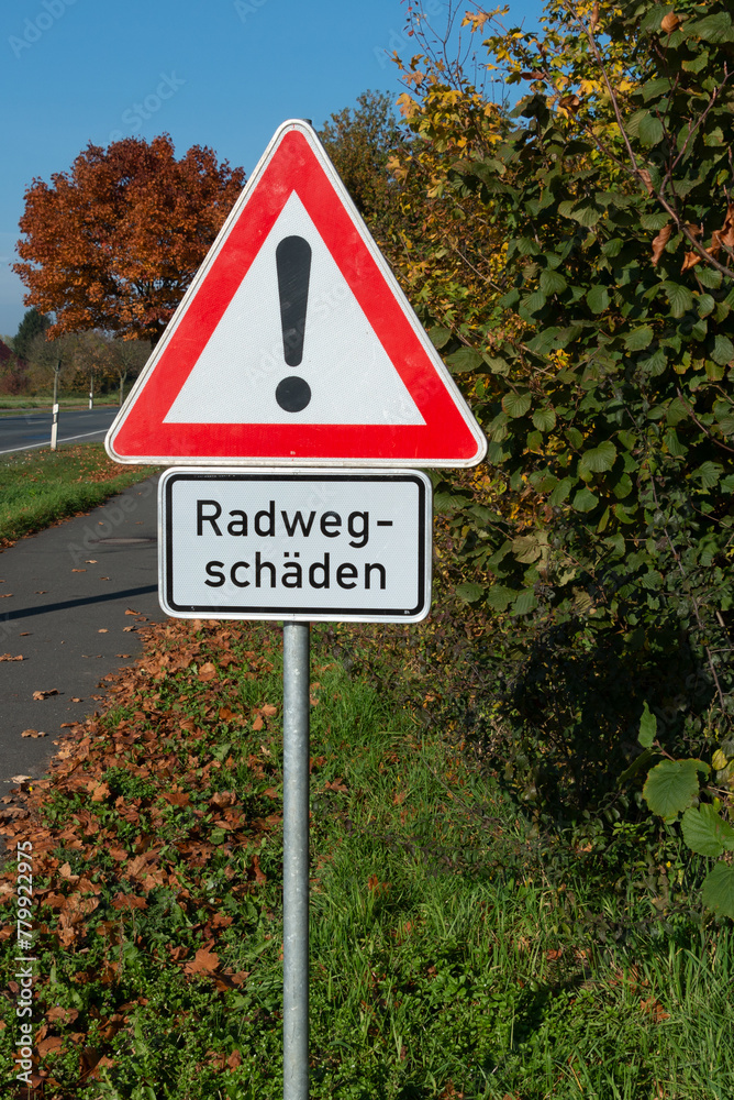 Warnschild, Radwegschäden, Vorsicht!