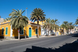 un vieux bâtiment avec des palmiers dans la ville de Mindelo sur l'île de Saint Vincent au Cap Vert en Afrique occidentale