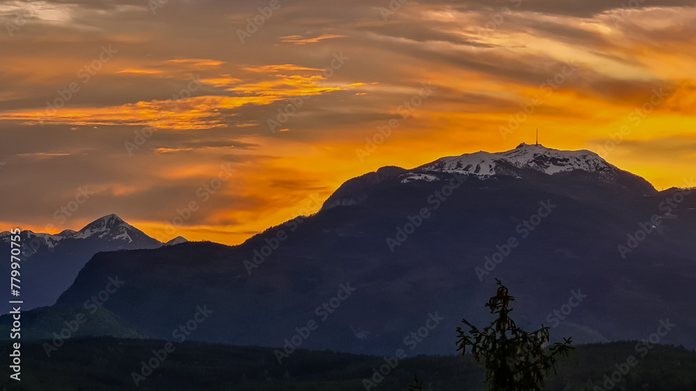 Φωτογραφία Scenic view of snow capped mountain peak Dobratsch at sunset seen from Taborhoehe in Carinthia, Austria, Europe