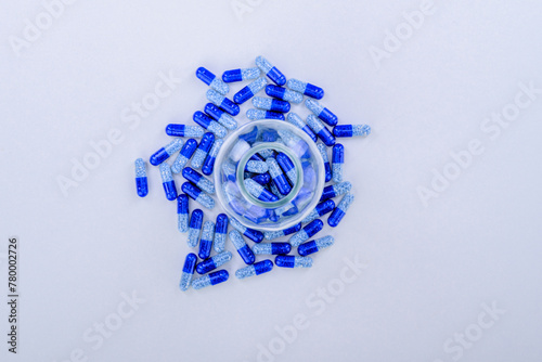niebieskie tabletki kapsułki leki photo