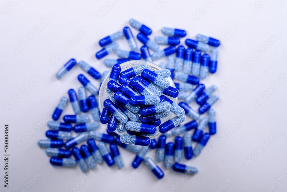 niebieskie tabletki kapsułki leki - obrazy, fototapety, plakaty 