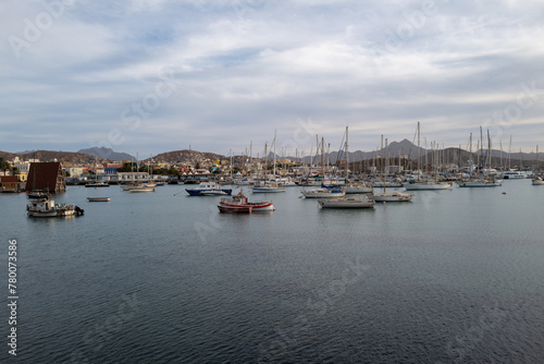 vue du port de la ville de Mindelo sur l'île de Saint Vincent au Cap vert en Afrique occidentale