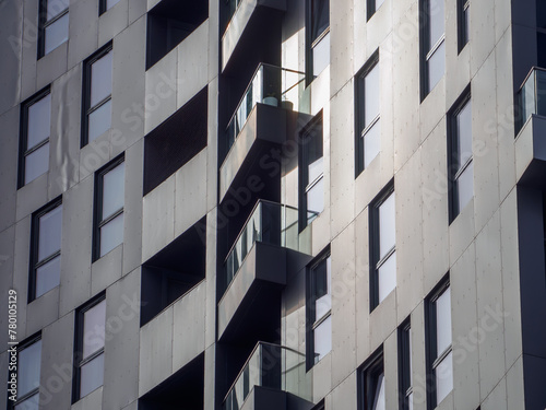 Okna i balkony w szarej fasadzie
