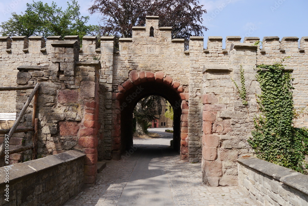 Mauer mit Zinnen und Tor am Schloss Mansfeld