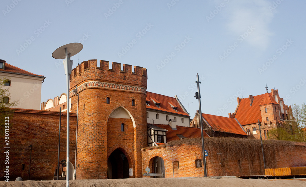 Gotycka brama miejska wraz z dworem i murami obronnymi, Toruń, Poland - obrazy, fototapety, plakaty 