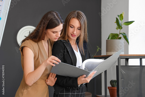 Young business women workin...