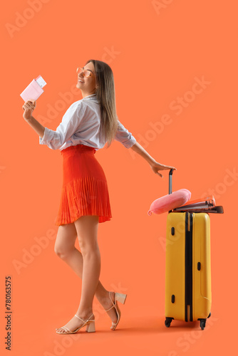 Young businesswoman with pa...