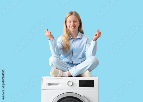 Little girl meditating on w...