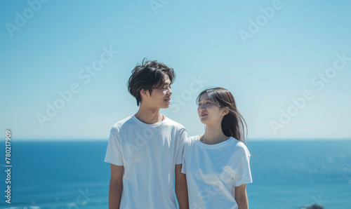 海辺にいる男女