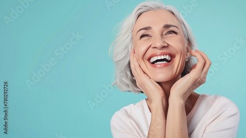 Frau Mitte 50 lächelnd vor blauen Hintergrund, KI generiert photo