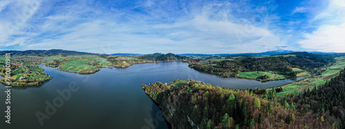 Jezioro w górach, panorama z lotu ptaka wiosną, Jezioro Czorsztyńskie w Pieninach. Polska © Franciszek