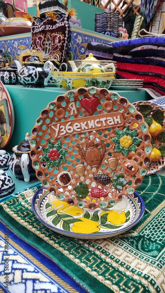 Uzbek ceramic plates and decorative items with an inscription in Russian - I love Uzbekistan.