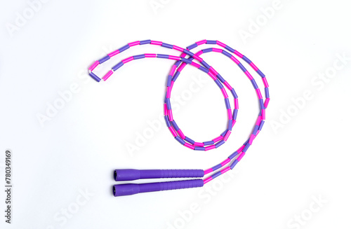 Foto purple and pink skipping rope isolated on white background