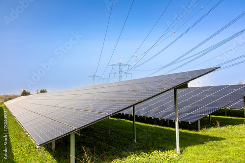 Solarpark mit Hochspannungsmasten photo