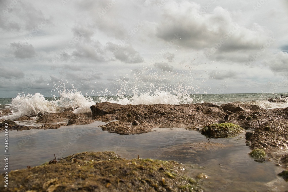 Fototapeta premium Scenic view of waves hitting the rocks on the shore of the beach on the Isle of Wight