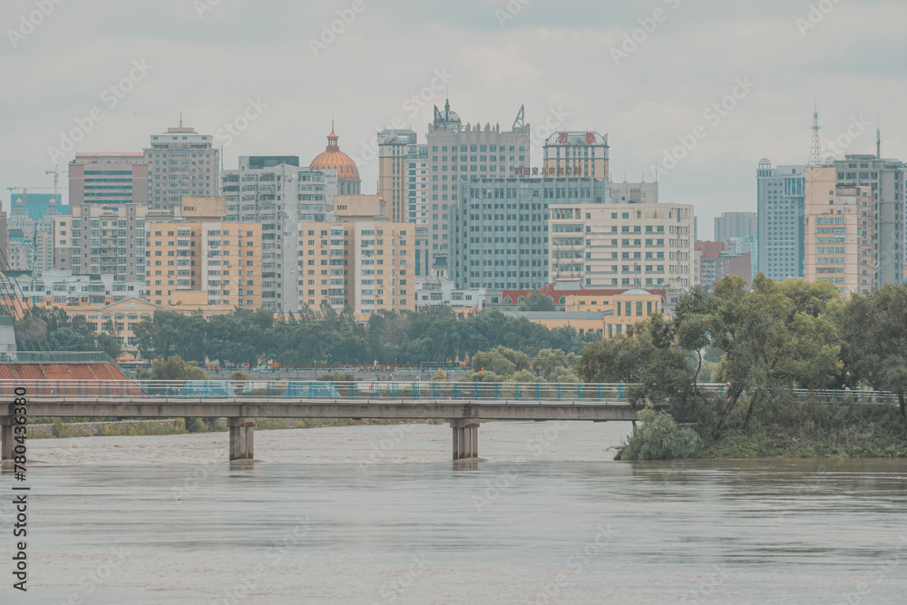 Obraz premium Beautiful view of modern high buildings and a bridge over the lake